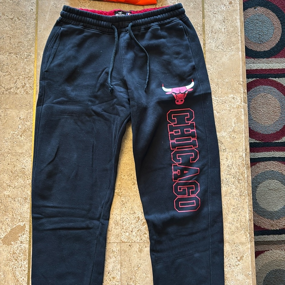 Hollister Men’s small Chicago Bulls joggers